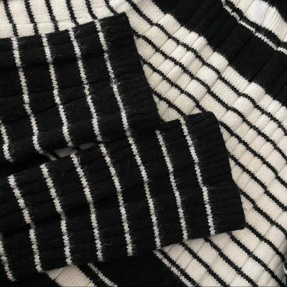 ❌RELISTED IN A BUNDLE LISTING❌  Super Soft Mock Neck Top/Sweater S - Picture 6 of 9